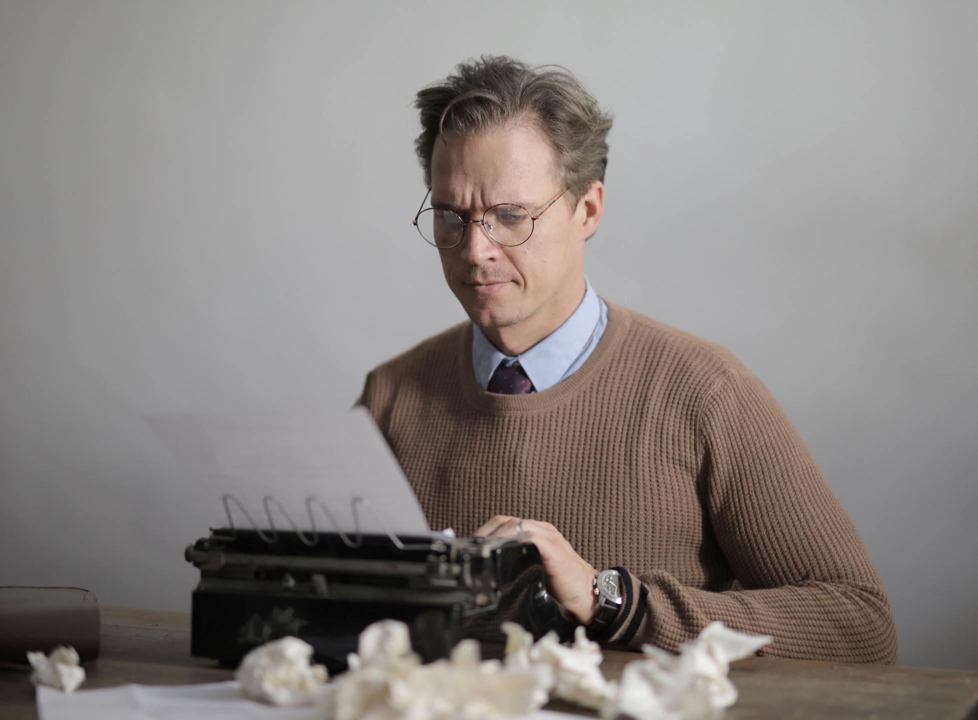 Person som skriver på en skrivemaskin